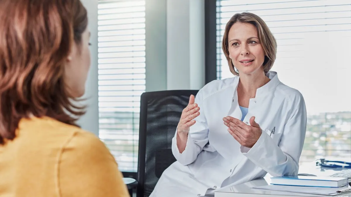 lekarz rozmawiający z pacjentem o badaniu medycznym