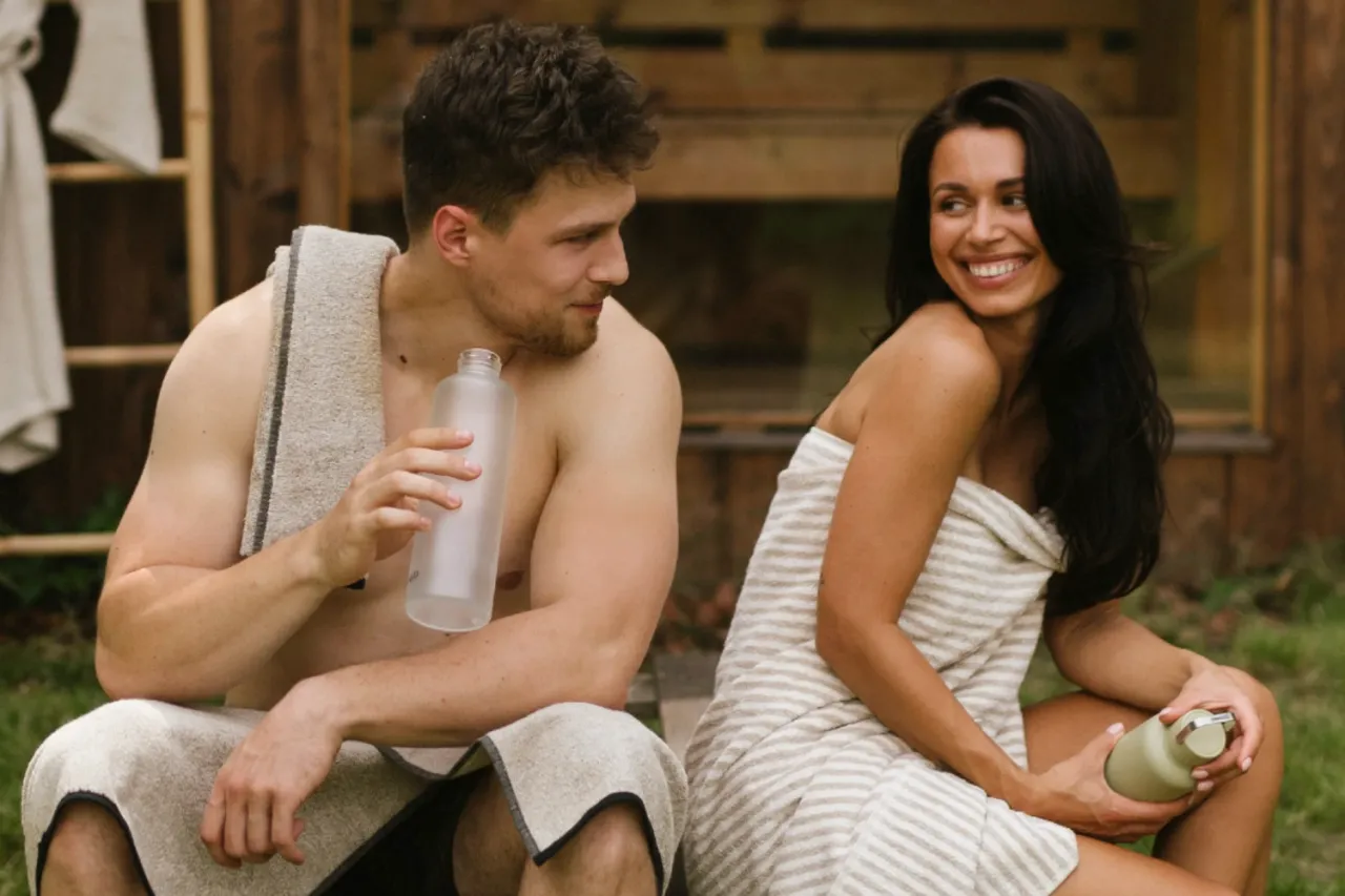 Osoba pijąca wodę po saunie