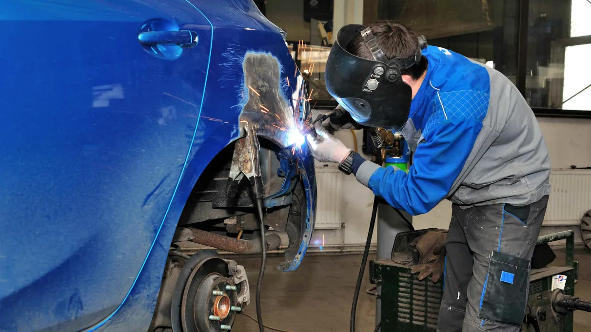 Spawarka MIG MAG w warsztacie samochodowym