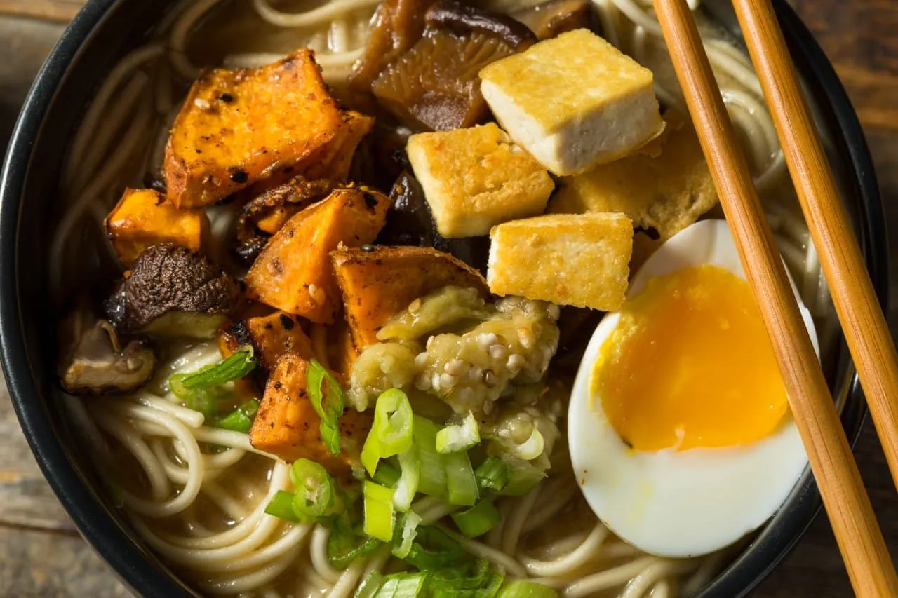 Zdjęcie Jak zrobić ramen wegetariański w 30 minut – pyszny i zdrowy przepis