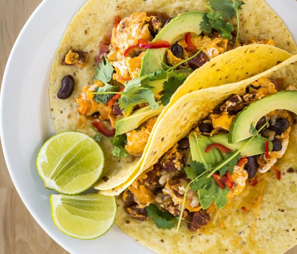 guacamole z nachos, tacos i burrito