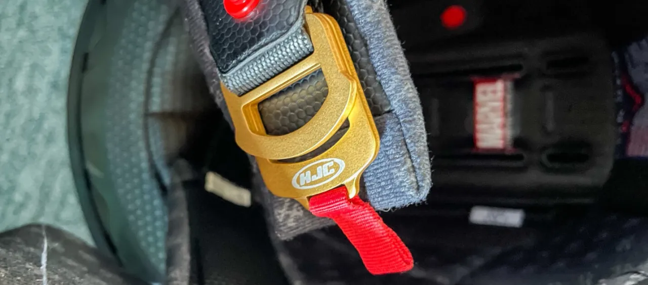 prawidłowe zapięcie paska kasku motocyklowego dwa palce