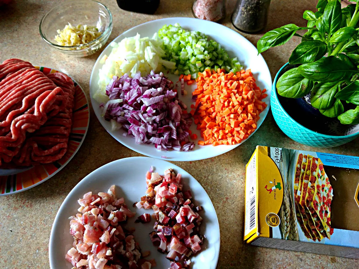 Gotowanie sosu bolognese w garnku