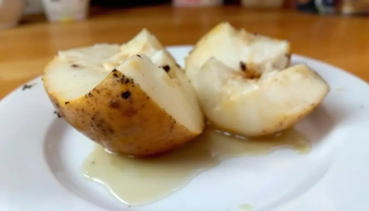 gruszka pokrojona dla psa