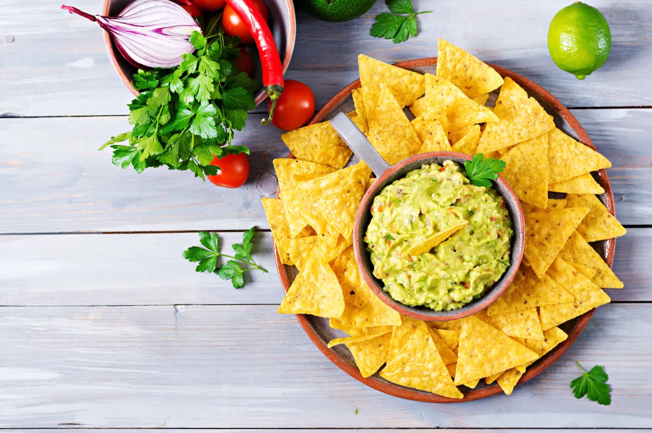 Guacamole z nachosami i świeżymi składnikami
