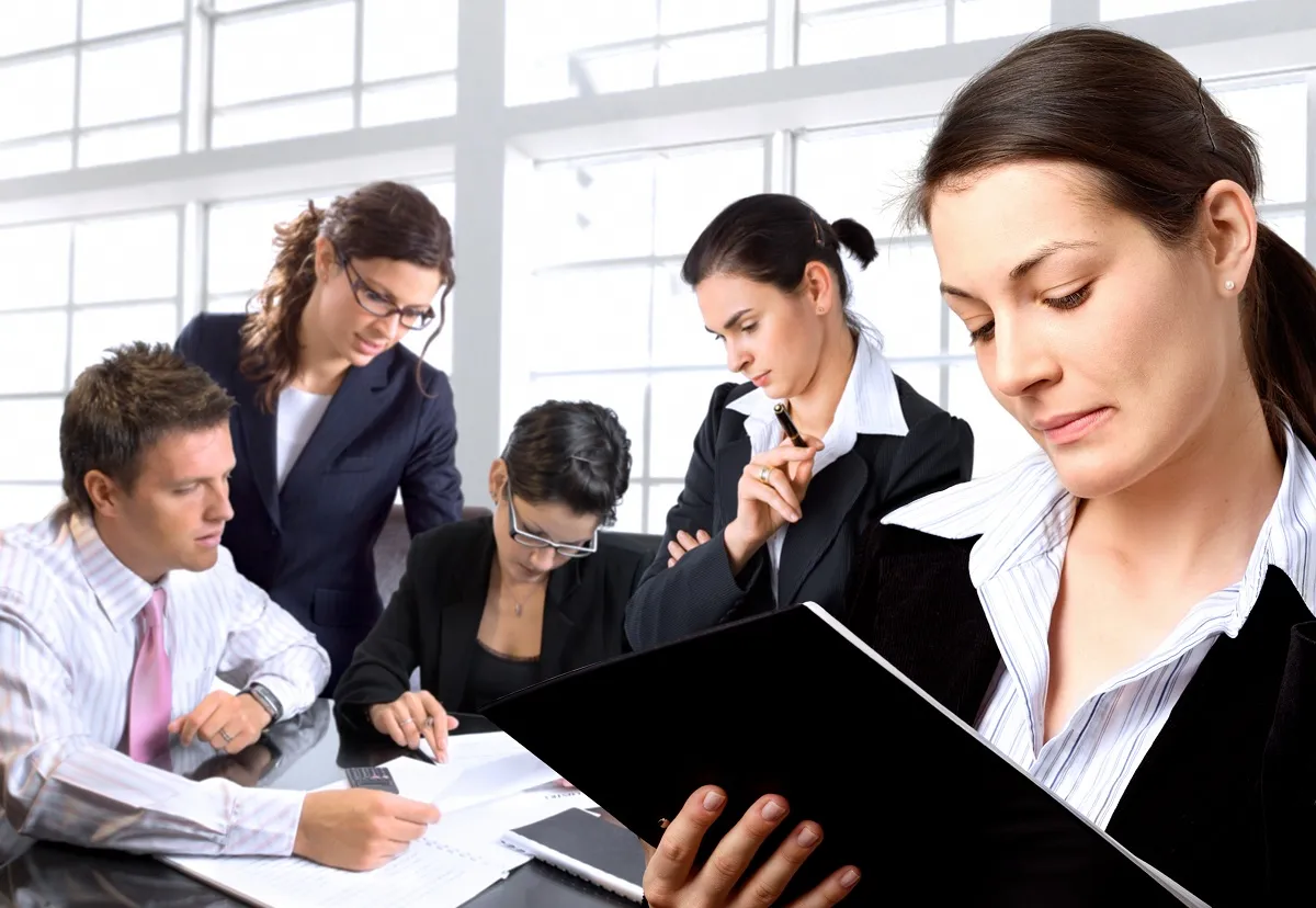 student na praktykach w biurze