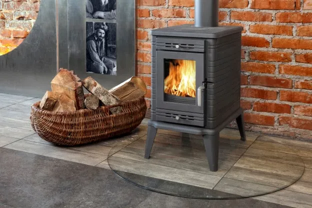 nowoczesny kominek w drewnianym domu