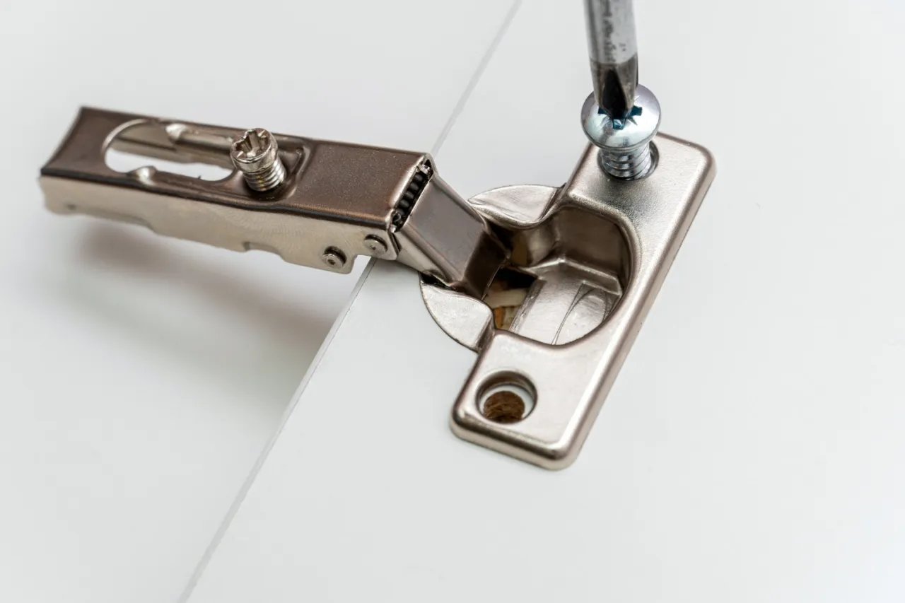 Błędy montażu zawiasów drzwiowych