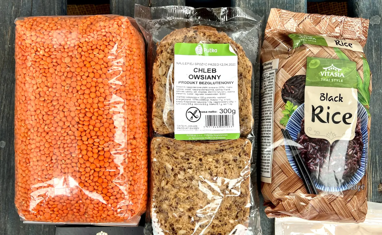Czerwona soczewica, chleb owsiany bezglutenowy i czarny ryż. Czy chleb bezglutenowy tuczy? Sprawdź skład!