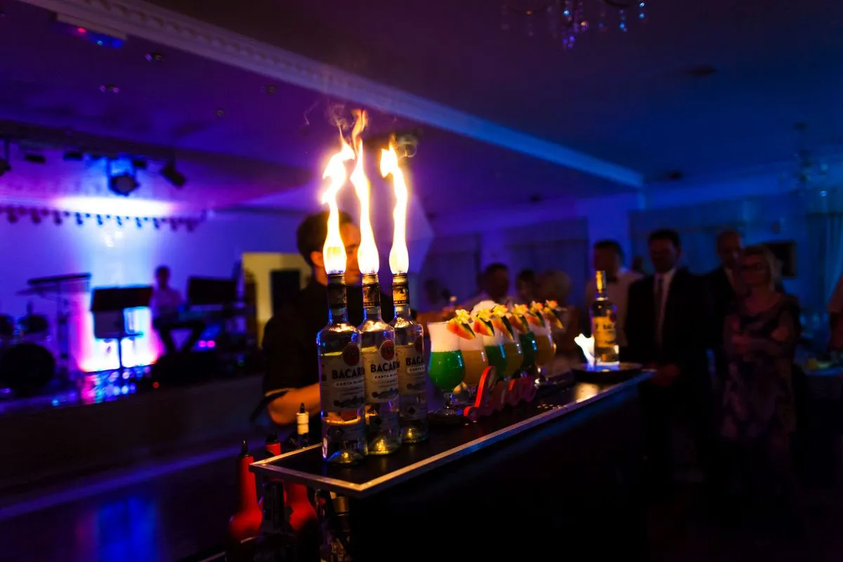 Pokaz flair barmański na weselu