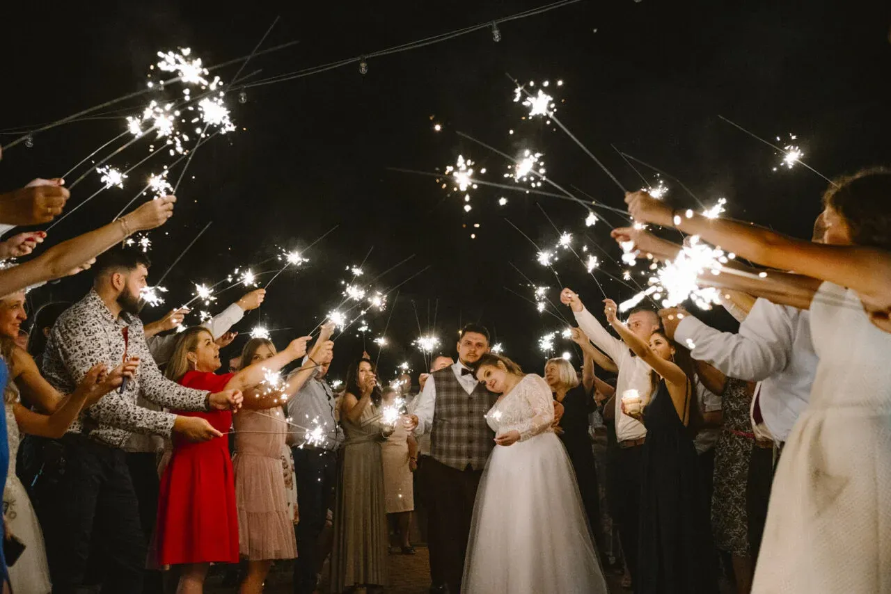 Organizacja zimnych ogni na weselu krok po kroku