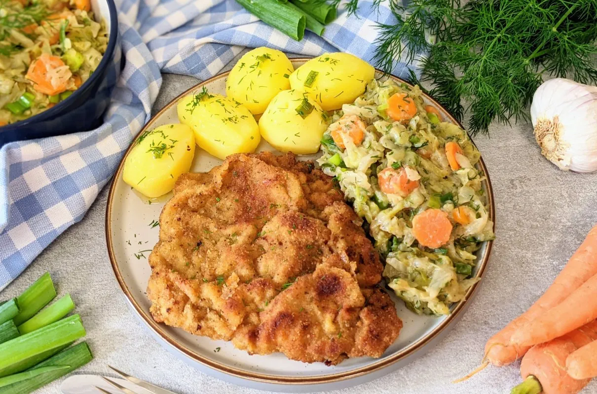 Idealna jaka sałatka do schabowego? Ta z kapusty i marchewki z koperkiem, podana z ziemniakami i kotletem.