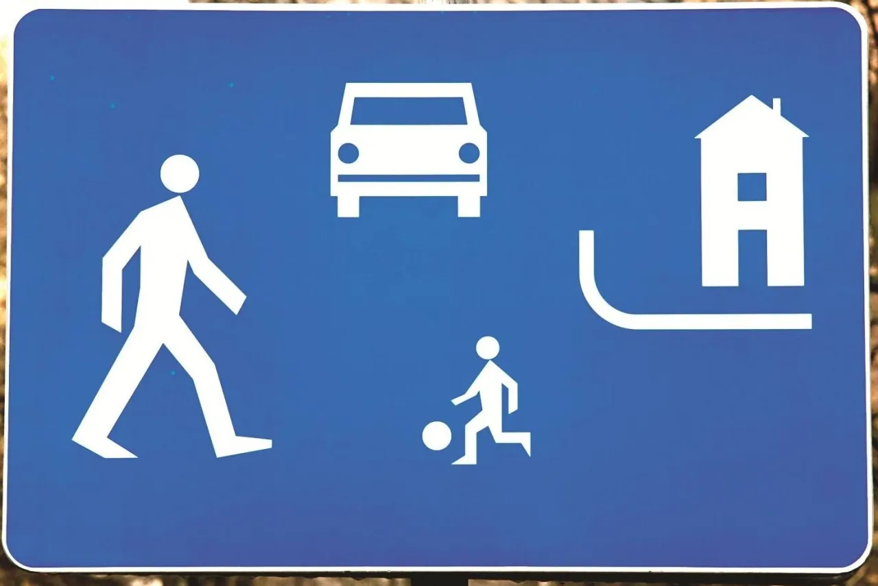 znaki drogowe strefa ruchu strefa zamieszkania droga wewnętrzna por&oacute;wnanie