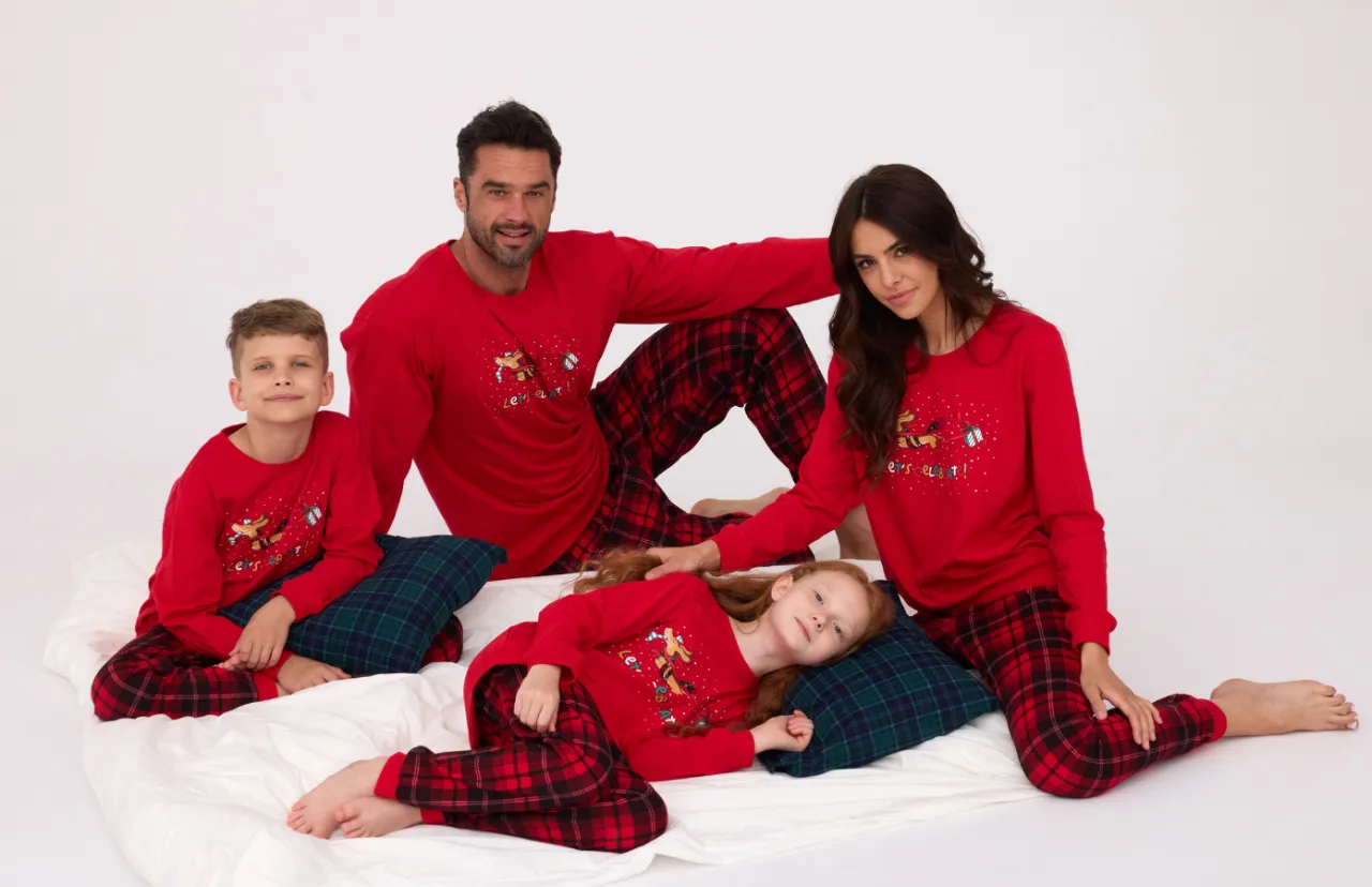 Kobieta dotykająca różnych materiałów piżamy: bawełna, flanela, welur