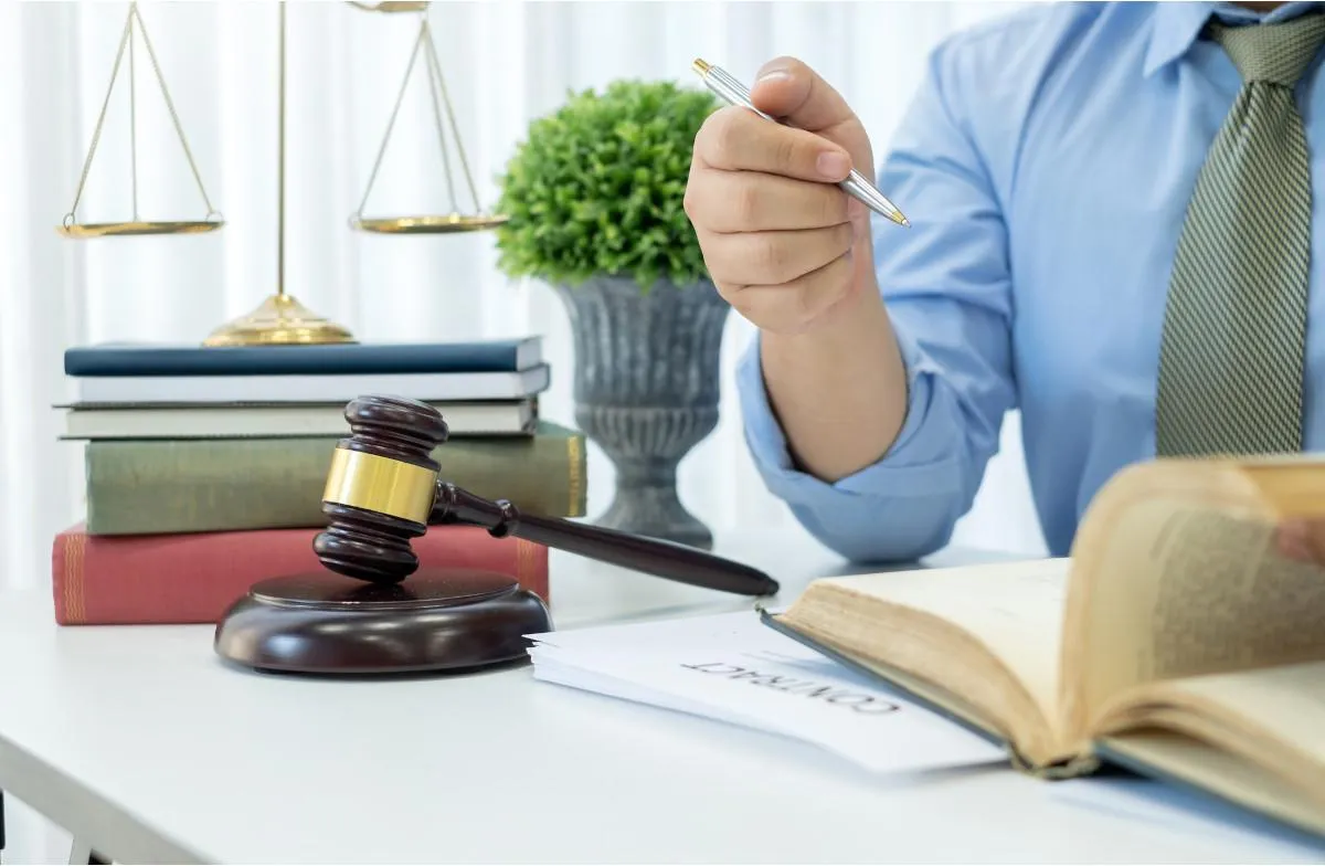 Schemat struktury uzasadnienia wyroku lub prawnik analizujący dokumenty