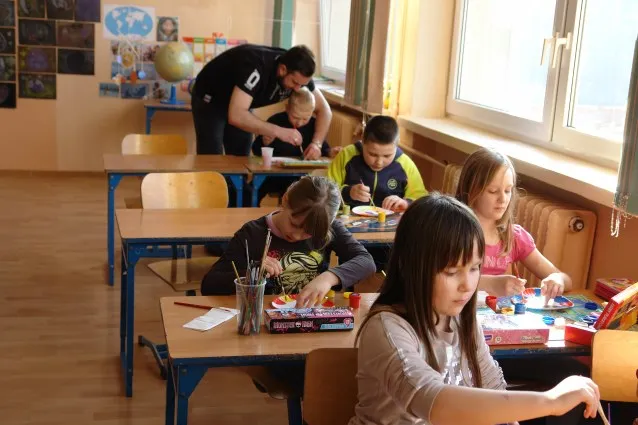 nauczyciel wspomagający z dziećmi w klasie