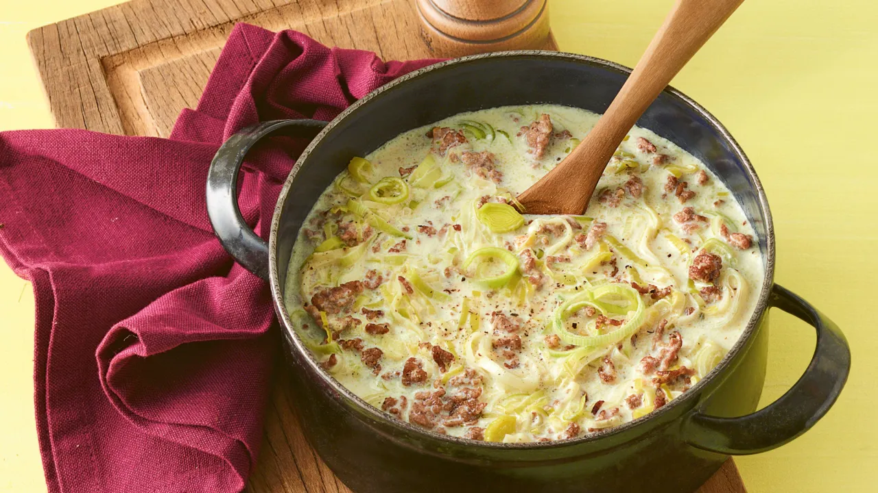 K&auml;se-Hackfleisch-Suppe kochen