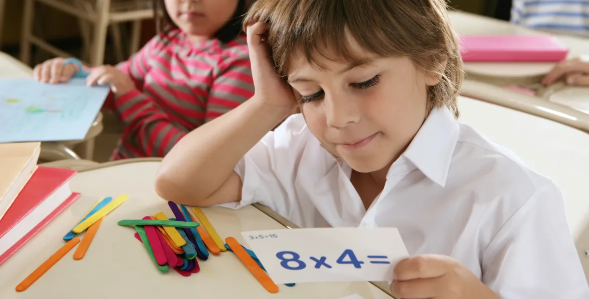 dziecko uczy się tabliczki mnożenia przez zabawę