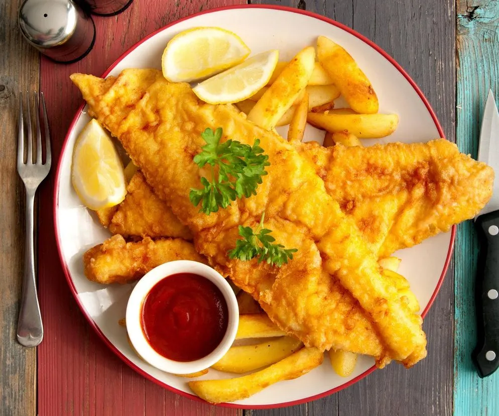 świeża ryba bałtycka na talerzu z frytkami