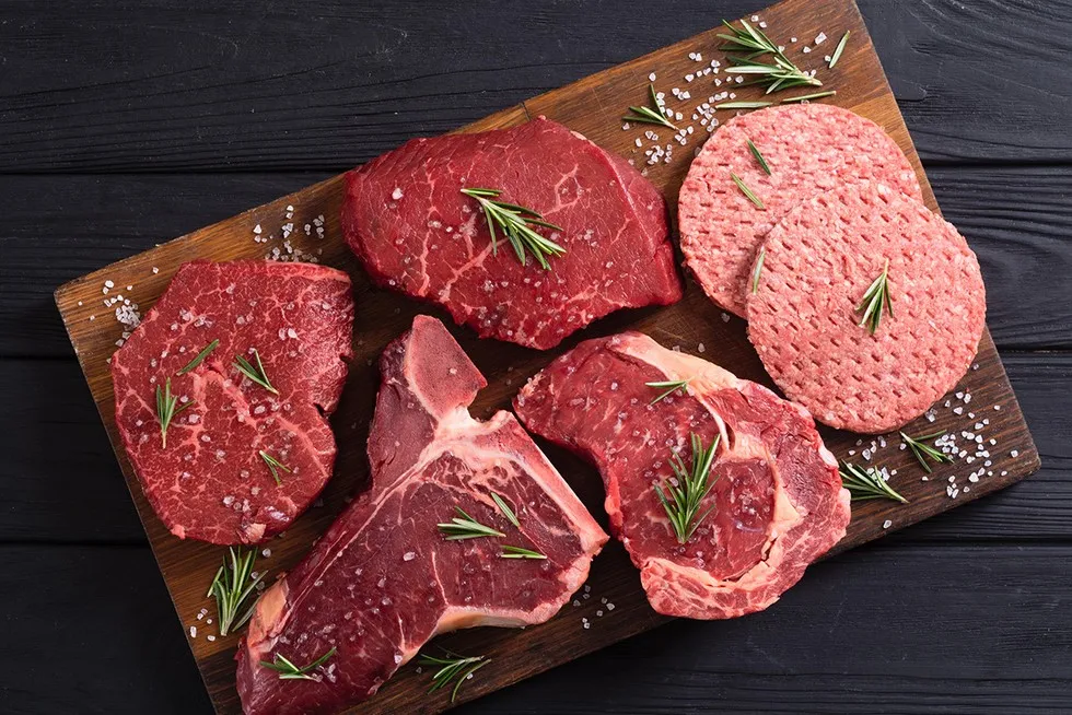 Różne rodzaje mięsa wołowego na steki i burgery
