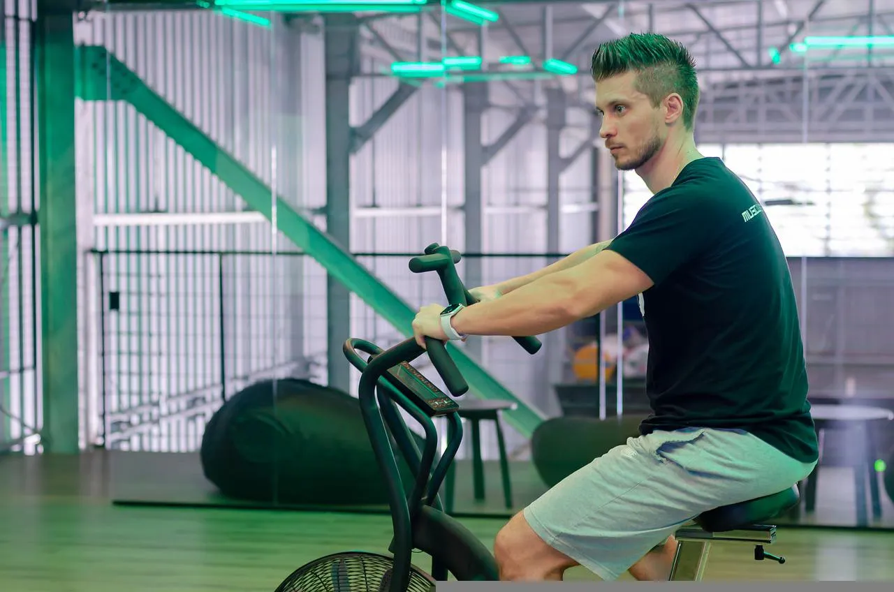 Zdjęcie Czy rower stacjonarny to dobry wybór? Wady, zalety i czy warto go kupić