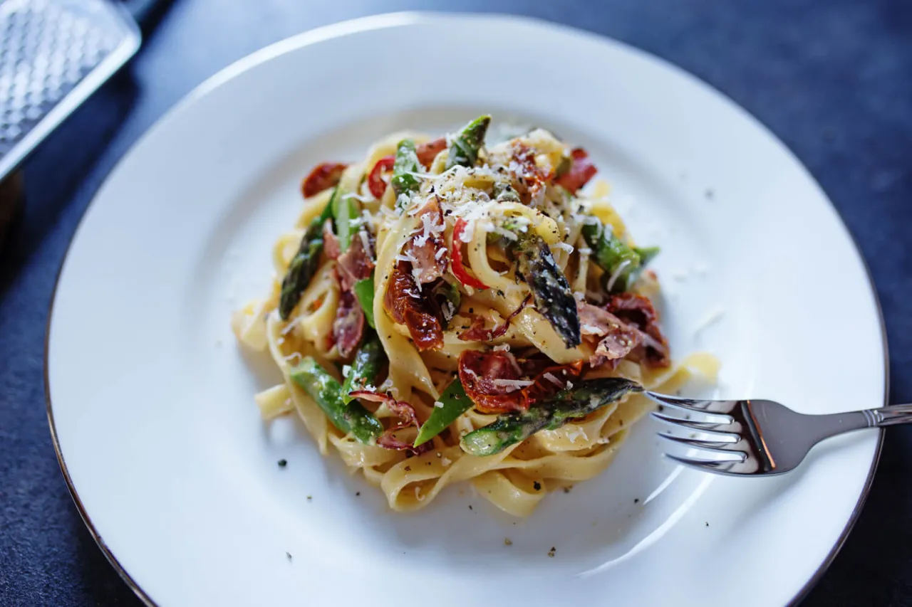 spaghetti z szynką parmeńską gotowe danie