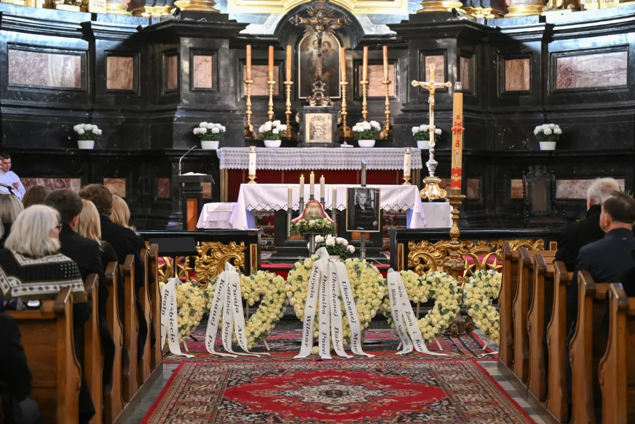 Polska ceremonia pogrzebowa z wieńcami