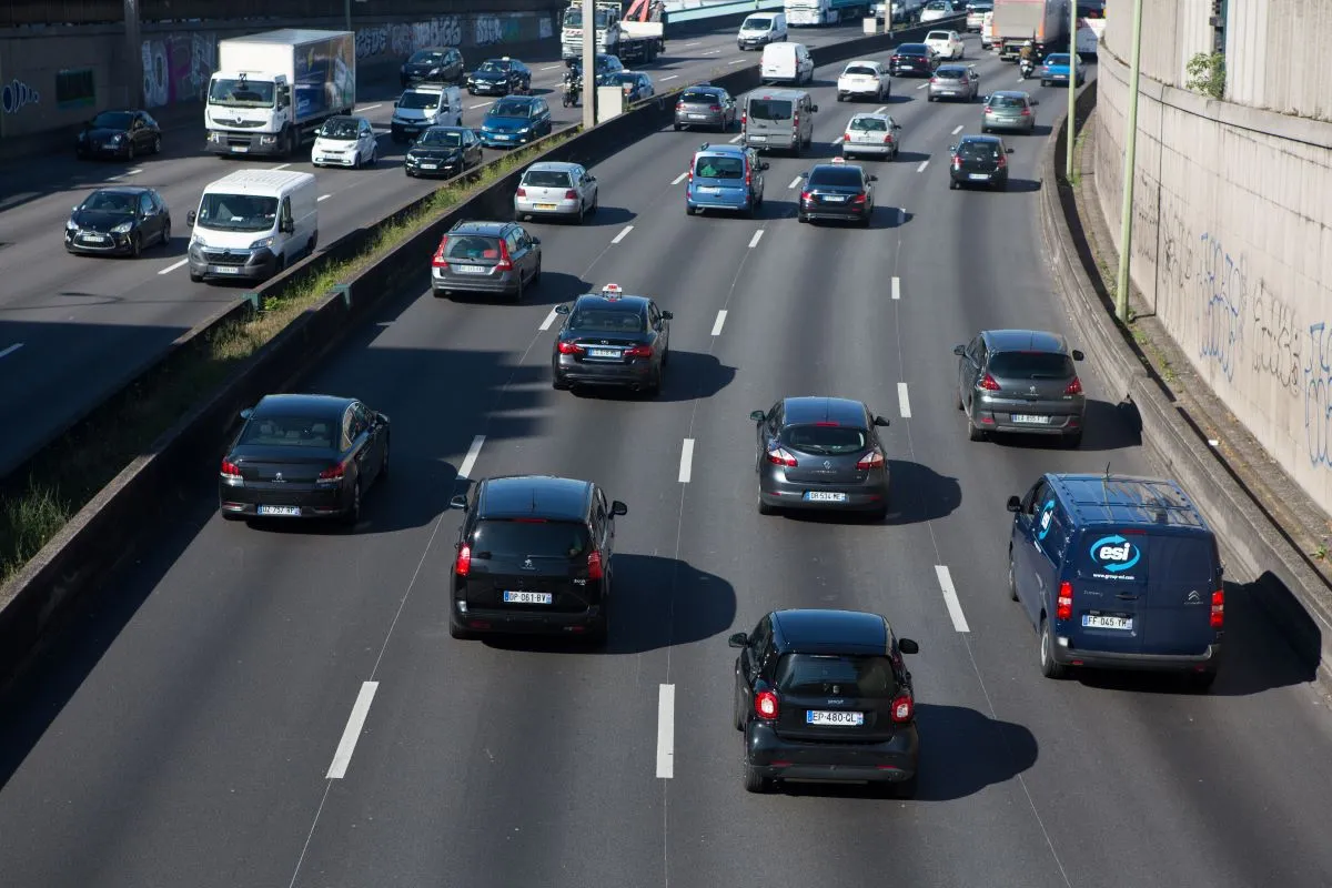 voiture sur une autoroute fran&ccedil;aise d&eacute;serte vs voiture dans un embouteillage &agrave; Paris