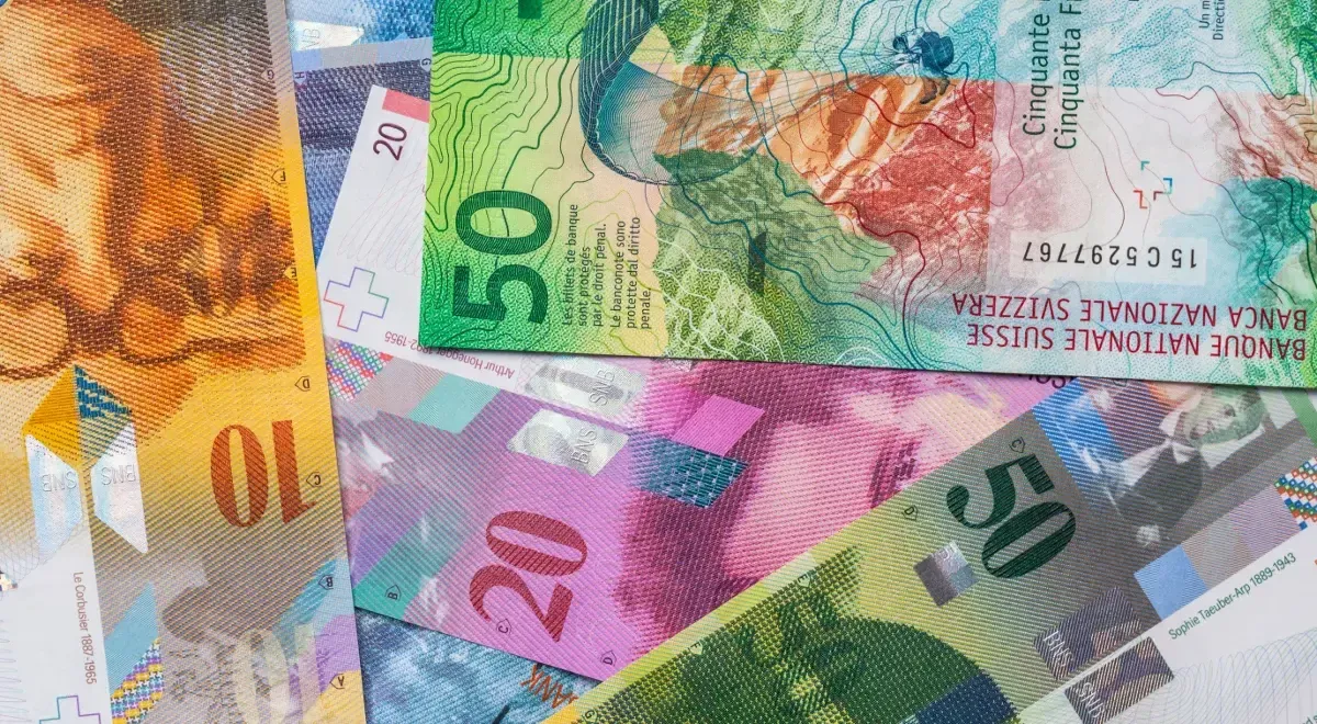 Szwajcarskie banknoty: 10, 20, 50 franków. CHF, jaka to waluta? To frank szwajcarski, symbol stabilności.