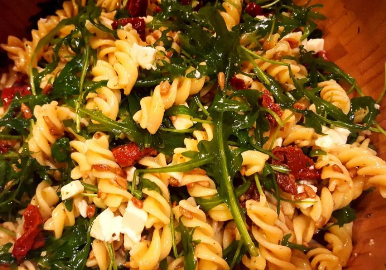 r&oacute;żne warianty sałatki z makaronem i suszonymi pomidorami