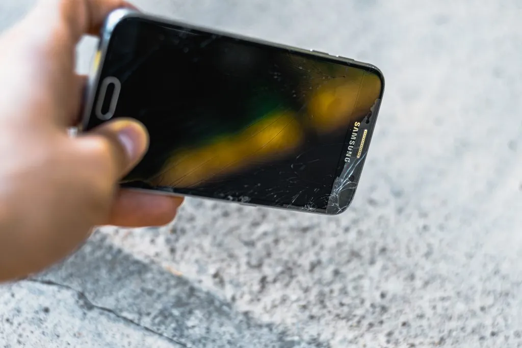 Zdjęcie Jak bezpiecznie zdjąć szkło hartowane z aparatu iPhone bez uszkodzeń