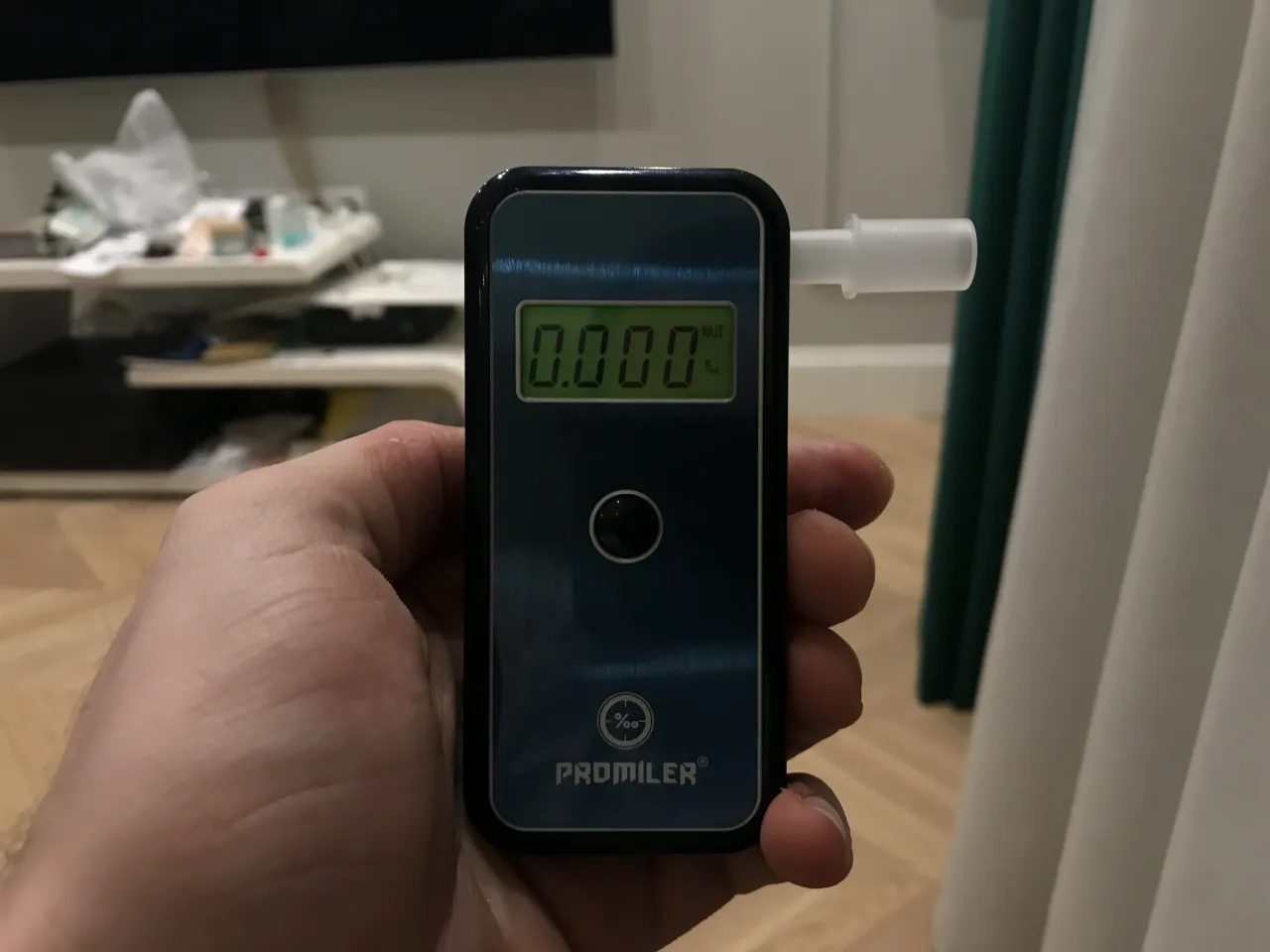 alkomat z wynikiem 0.00 promila i uśmiechnięta osoba