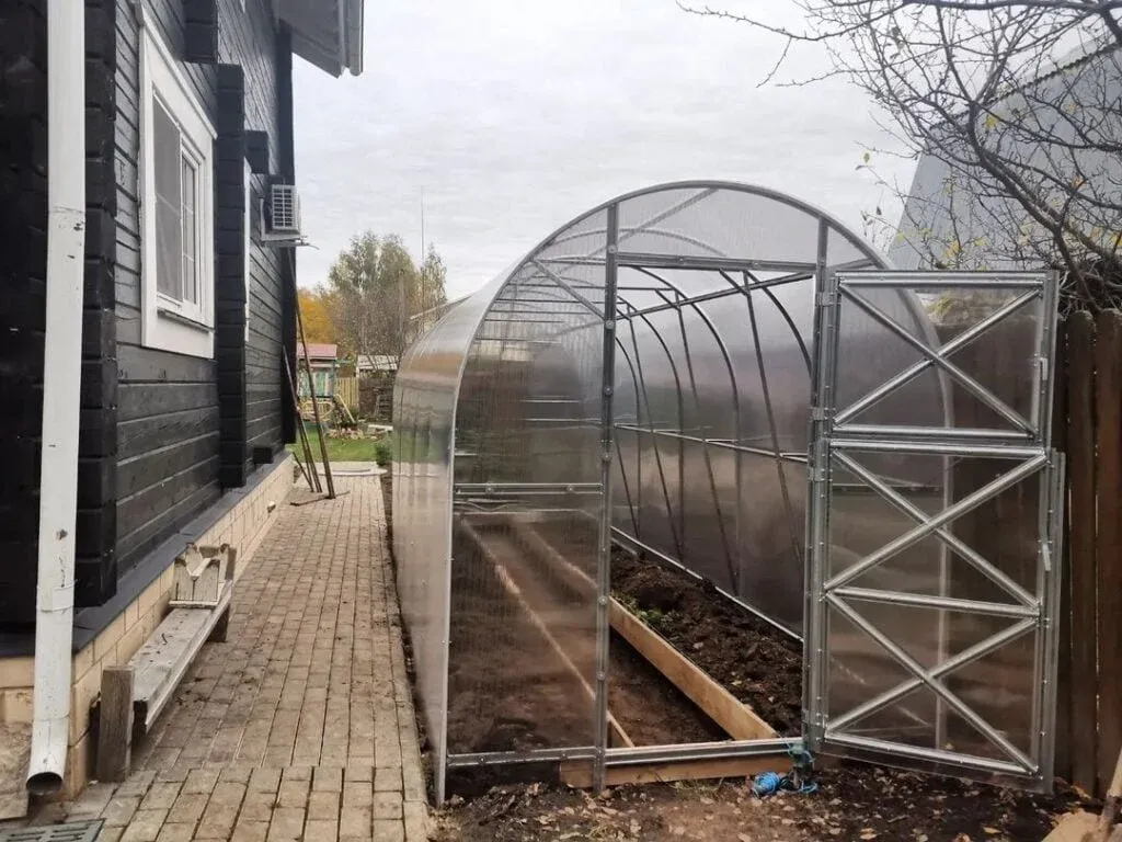 r&oacute;żne typy fundament&oacute;w pod szklarnię por&oacute;wnanie