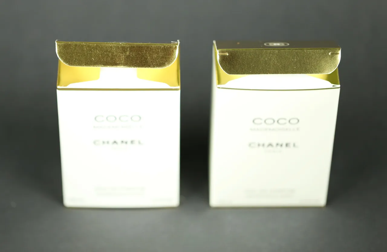 Dwa pudełka perfum Chanel Coco Mademoiselle. Czy perfumy na lotnisku są oryginalne? Złote detale pudełek sugerują luksus.