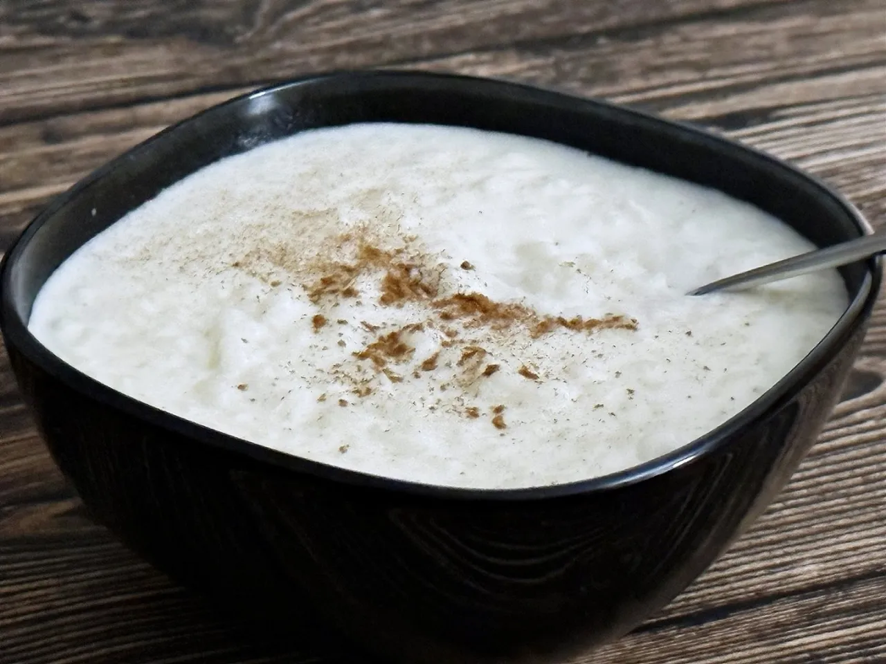 Różne rodzaje ryżu i mleka na blacie kuchennym