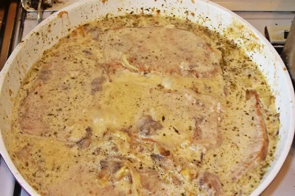 zwarzona śmietana w sosie i gładki sos