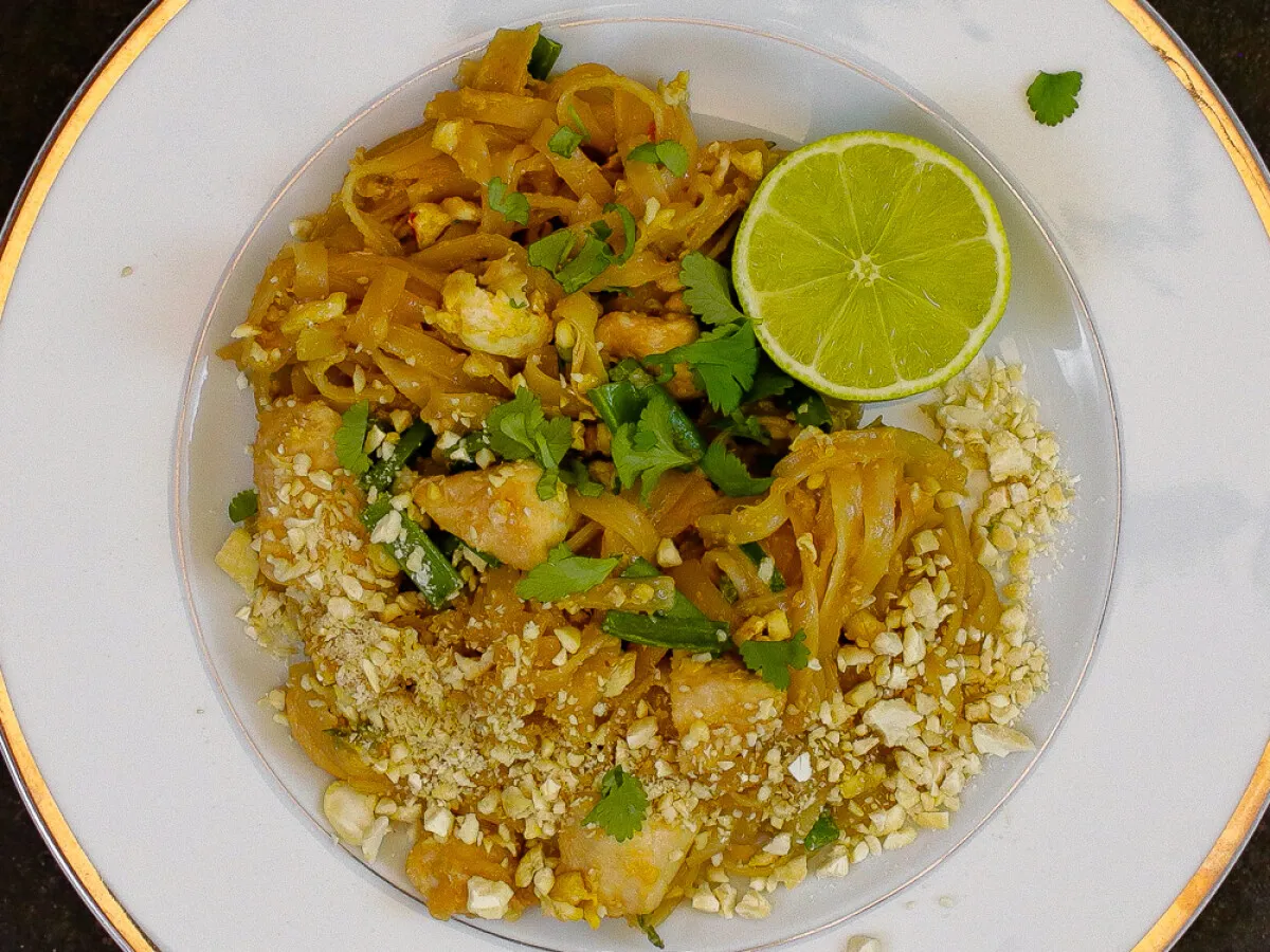Domowy Pad Thai z kurczakiem, orzeszkami i limonką. Idealny przepis, jak zrobic pad thai w domu.