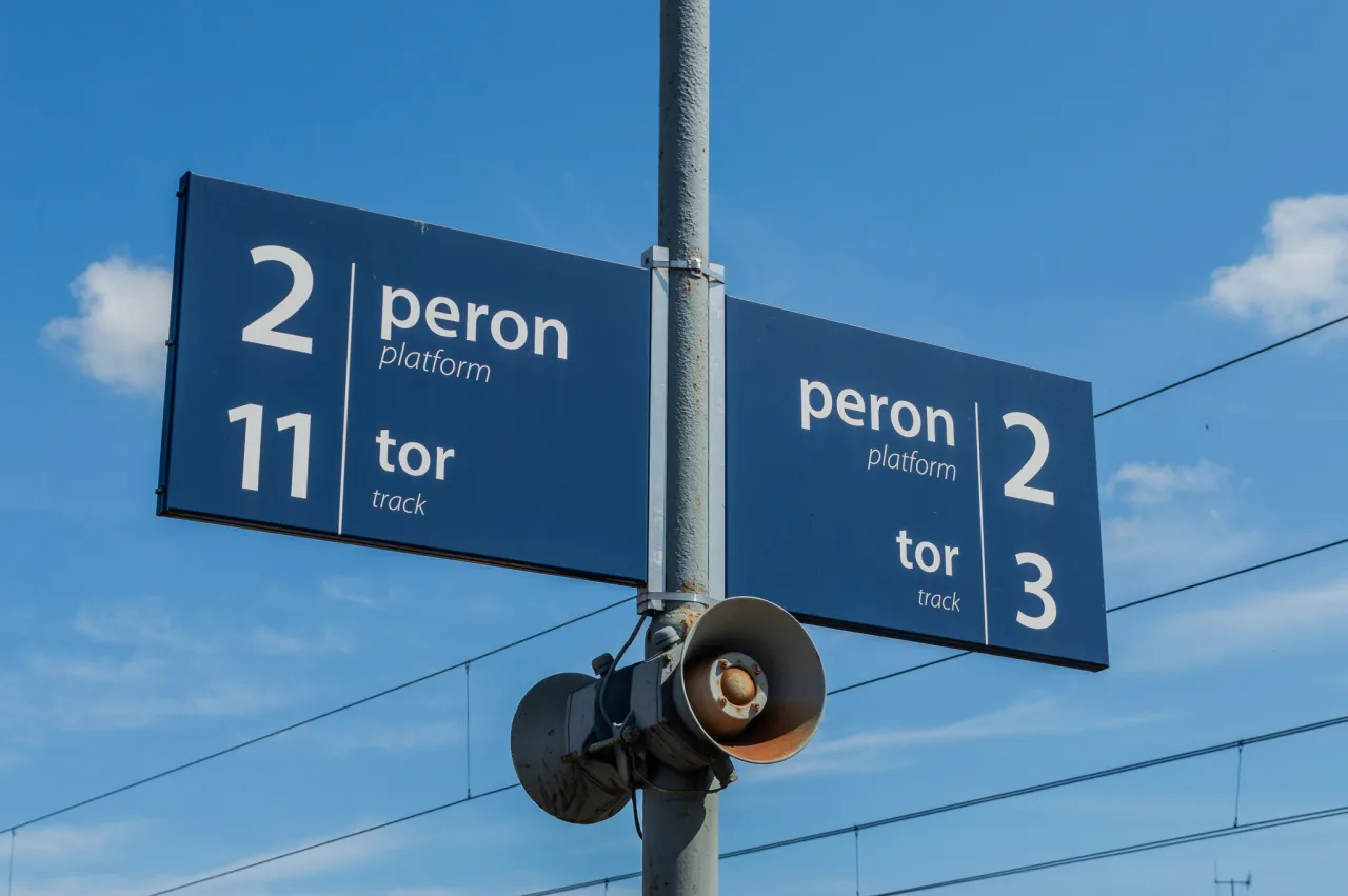 peron kolejowy tory różnica