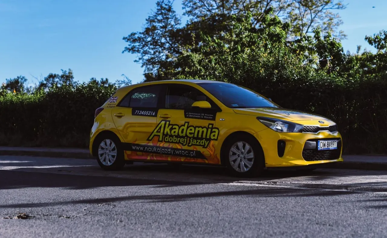 Ż&oacute;łty samoch&oacute;d Akademii Dobrej Jazdy. Dowiedz się, ile kosztuje prawo jazdy i zacznij naukę!