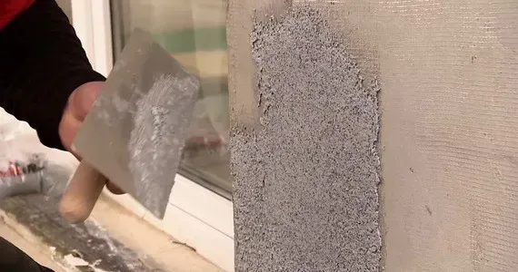 odnowiony tynk mozaikowy przed i po