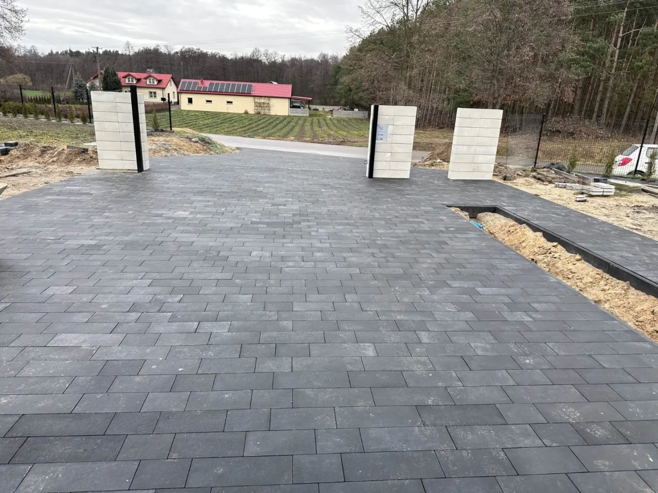 Trudny teren układanie kostki brukowej