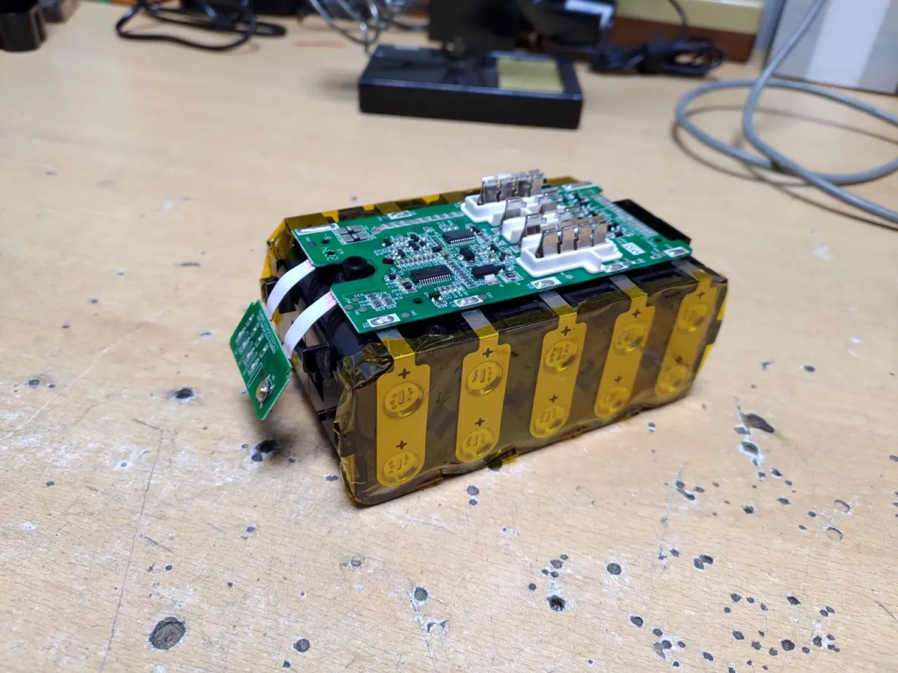 Wnętrze baterii Makita 12V z ogniwami i BMS