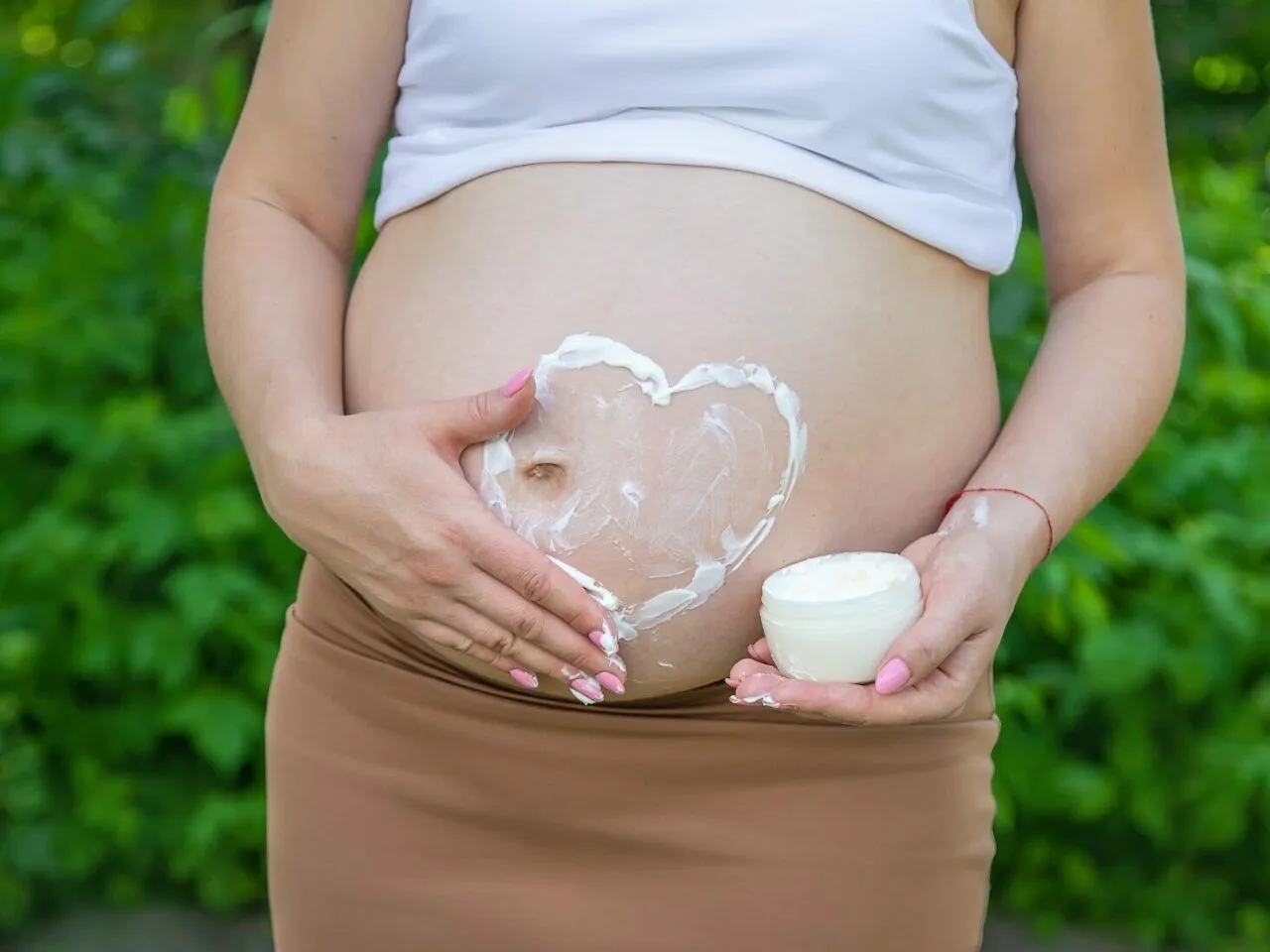 Zdrowa żywność na stole, warzywa, owoce, orzechy, woda