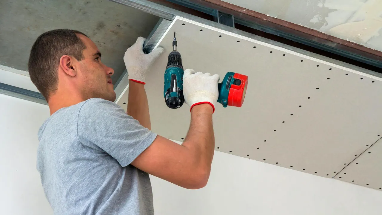 naprawa pęknięć sufitu podwieszanego krok po kroku