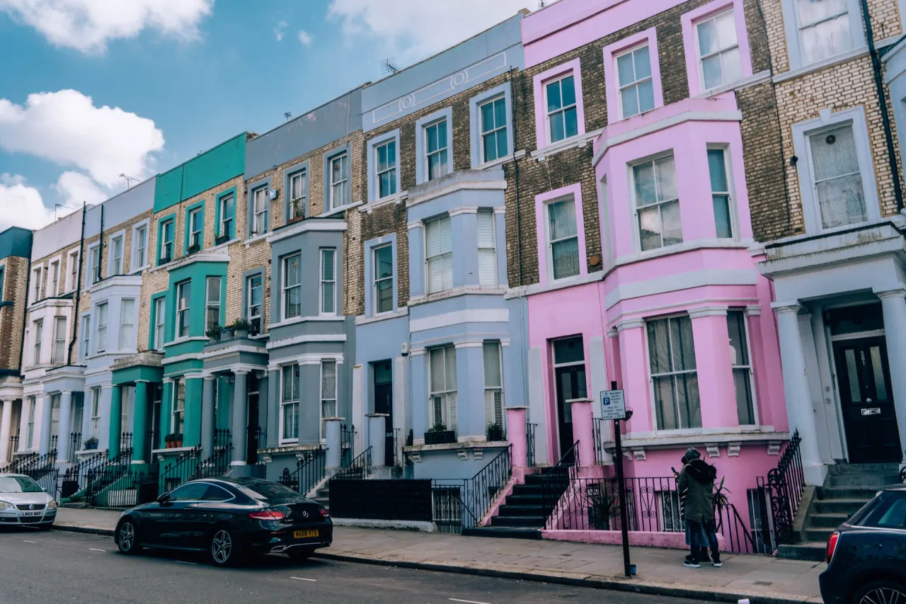Kolorowe kamienice w Notting Hill, idealne miejsce, by zobaczyć, co zwiedzić w Londynie.