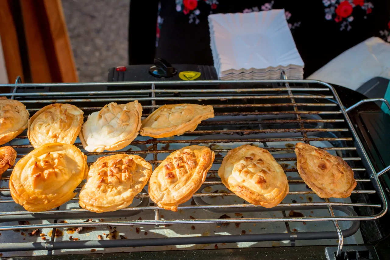prawdziwy oscypek a podróbka porównanie