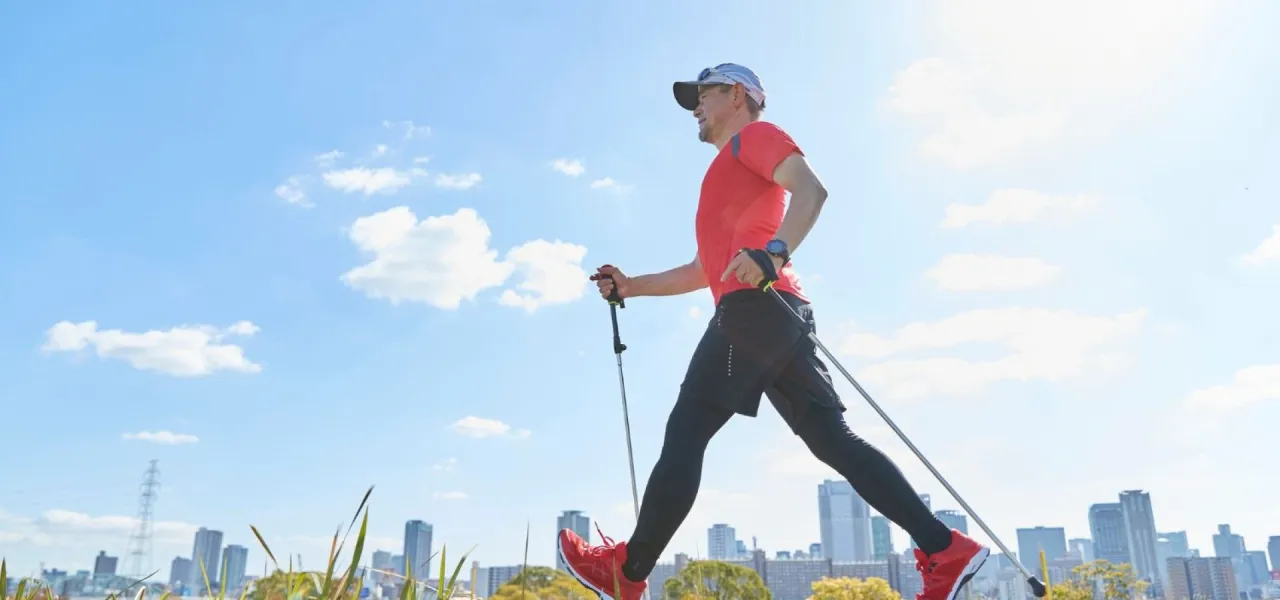 szczęśliwy biegacz na świeżym powietrzu