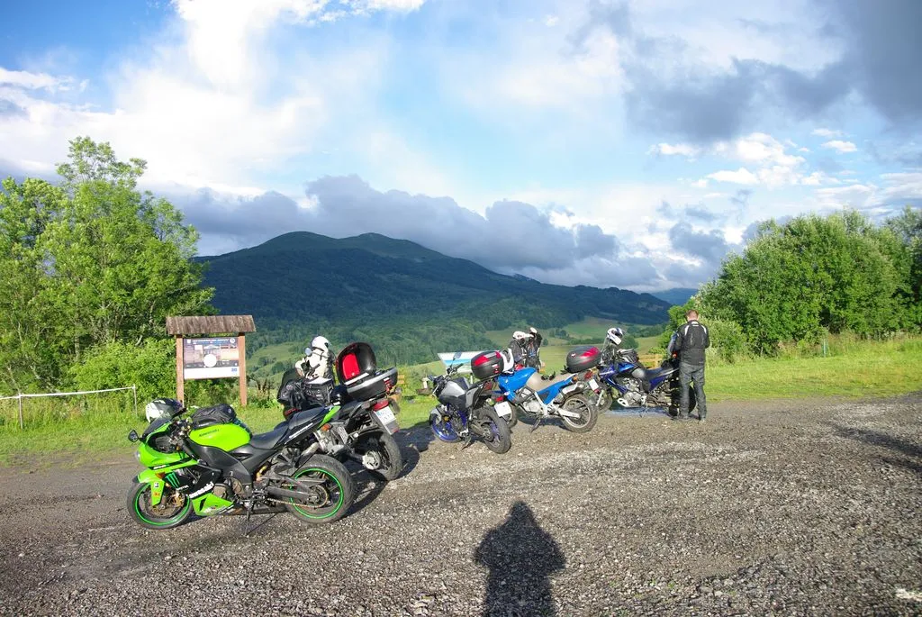 Motocyklista na Wielkiej Pętli Bieszczadzkiej, malownicze krajobrazy