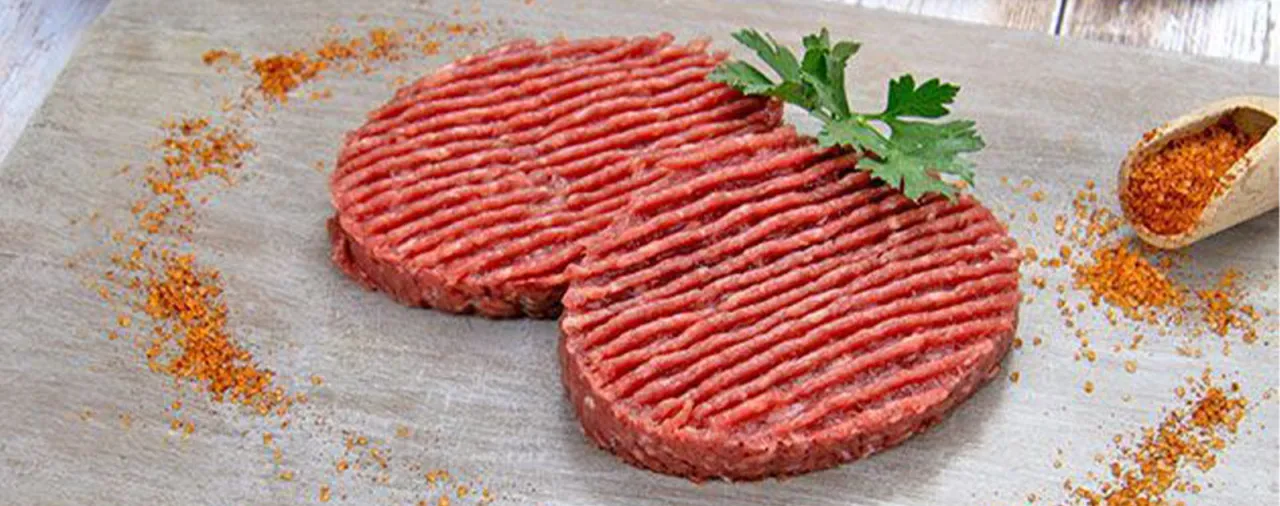 Boucher préparant de la viande hachée fraîche pour burger