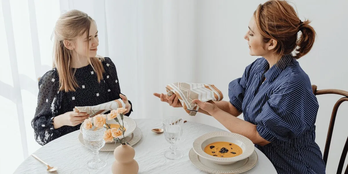 spokojna rozmowa dwóch osób przy stole